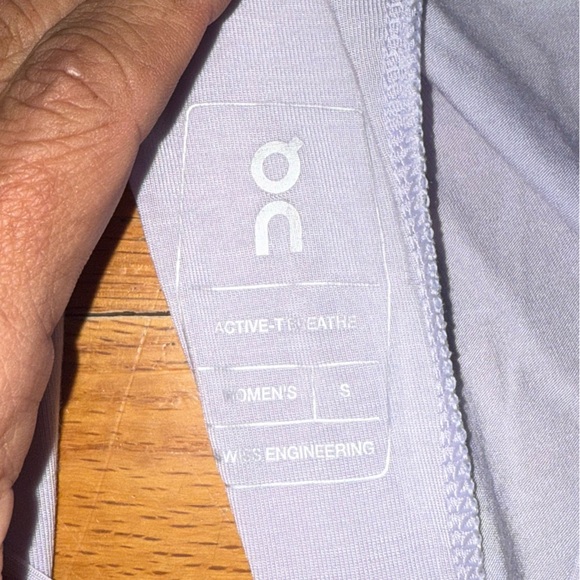 RUNNING ON CLOUD Active T Breathe Lilac Tee Shirt Short Sleeve Purple Small - Picture 5 of 6